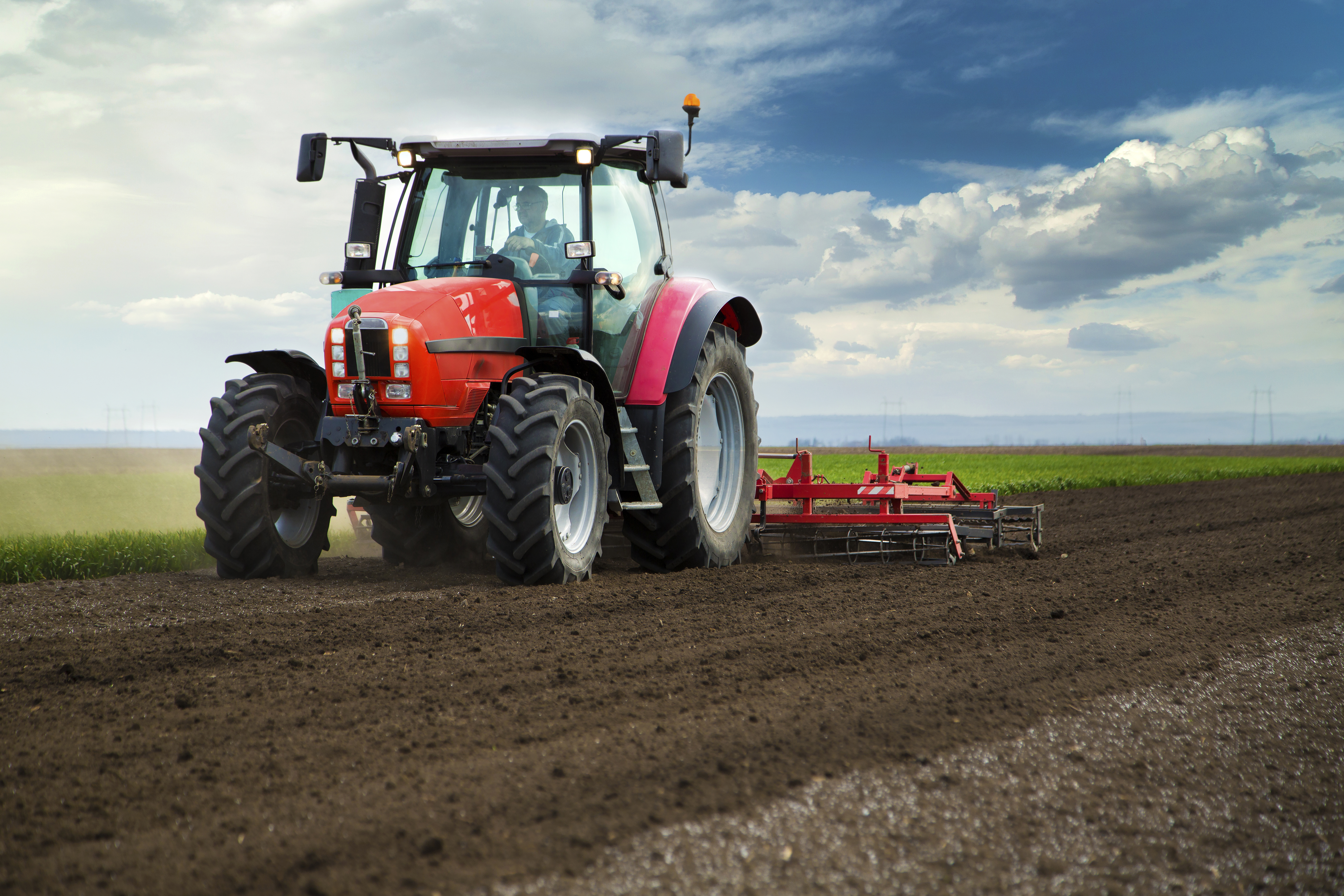Agricultura com Trator Vermelho